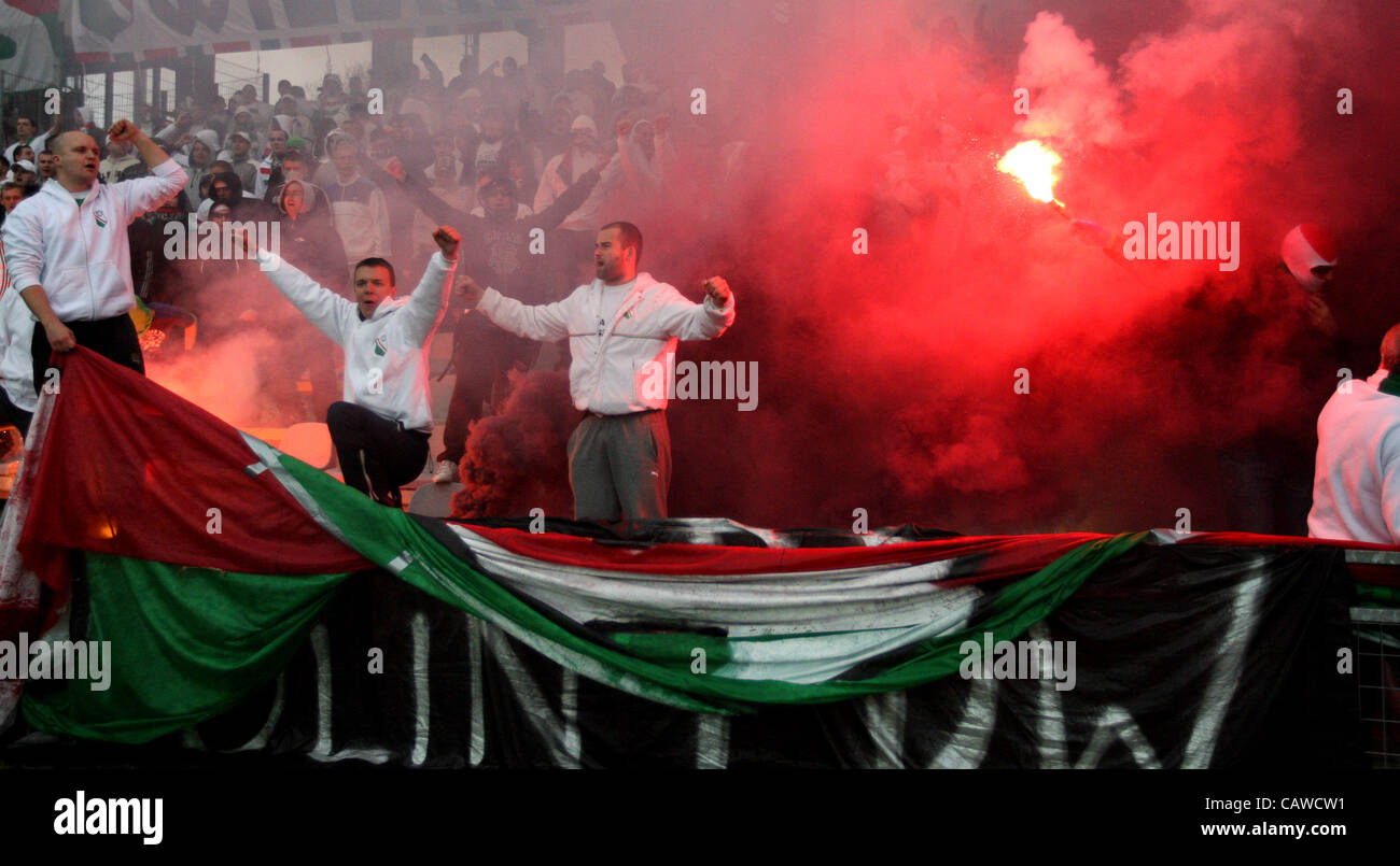 24.04.2012 Kielce, Polen. Legia Warschau V Ruch Chorzow der polnischen Cup-Finale aus der Kielc-Arena. Bild zeigt Fackeln und Ärger unter der Menge. Stockfoto