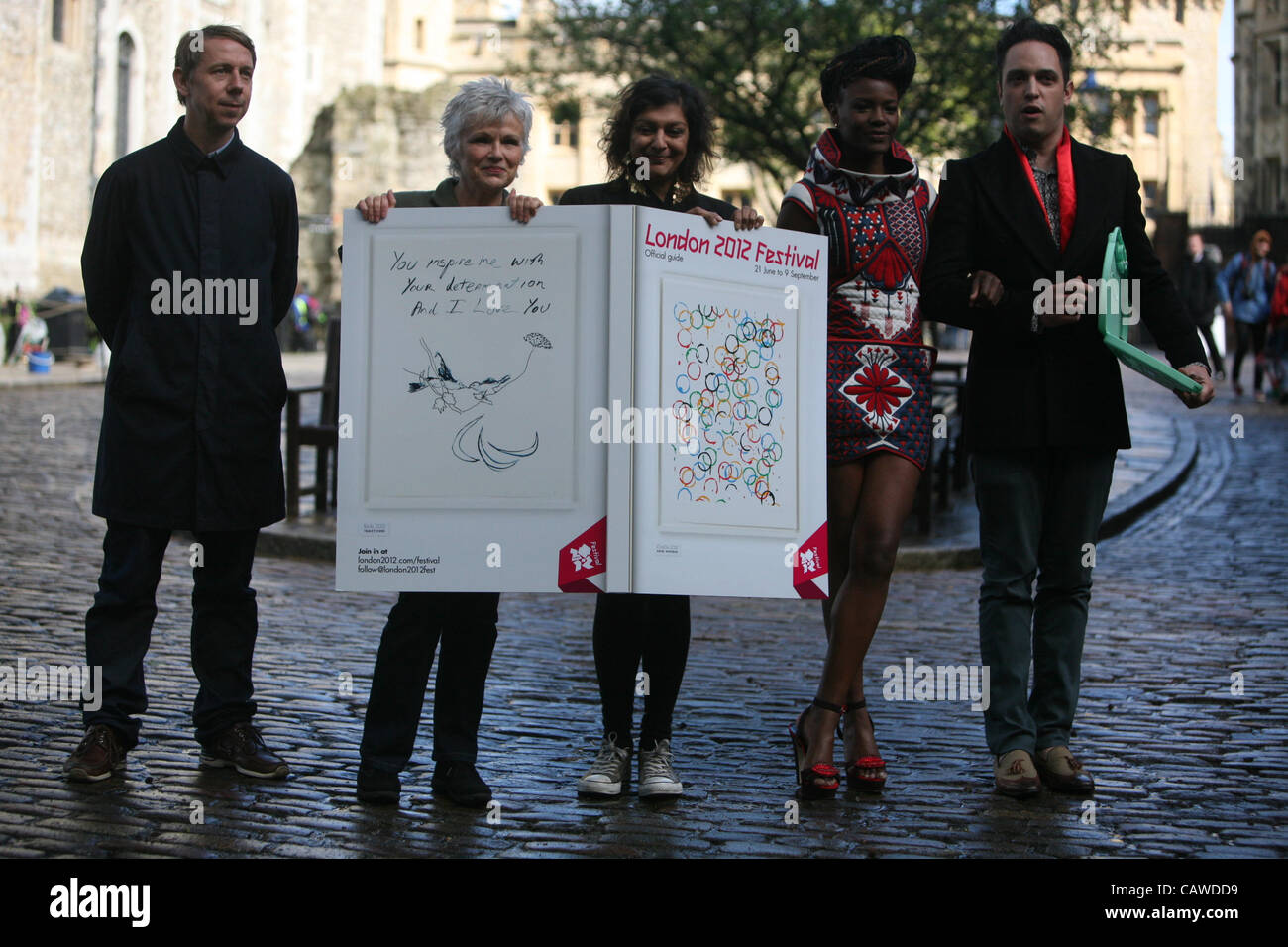 London, UK, 26.04.2012. Julie Walters CBE, Schauspielerin und novelist.together mit Meera Syal, britischer Komiker, Schriftsteller, Dramatiker, Produzentin und Schauspielerin, Indie-Band, The Noisettes und DJ, Gillies Peterson am Tower of London. Die wurden zur Einführung des Programms für das Festival London 2012 erscheinen Stockfoto