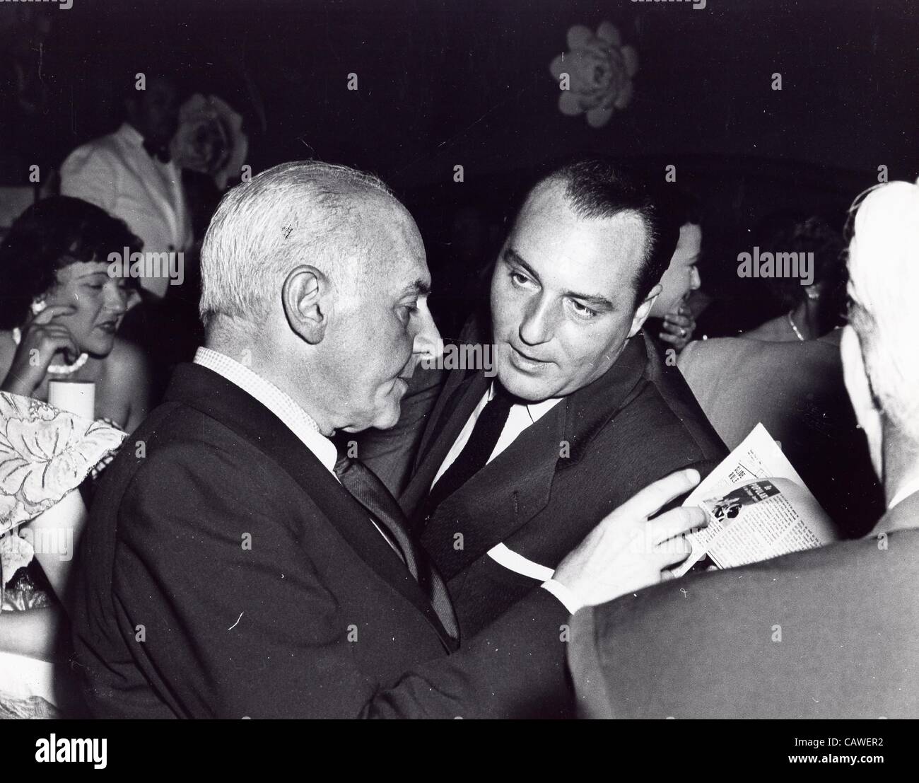 WALTER WINCHELL mit Paul Coate.Supplied von Fotos inc. (Kredit-Bild: © von Globe Fotos Inc/Globe Photos/ZUMAPRESS.com geliefert) Stockfoto