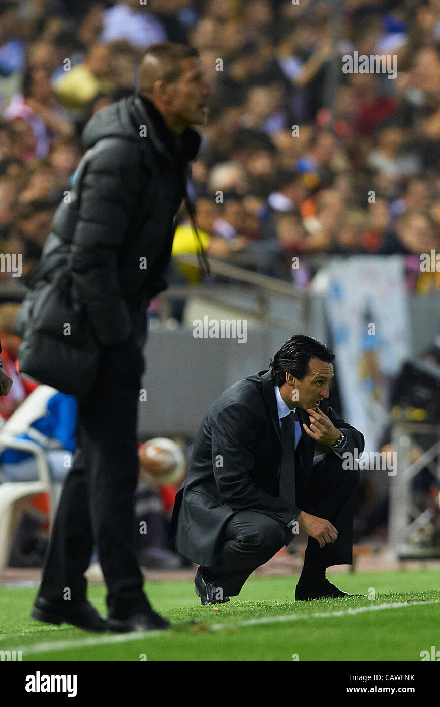 26.04.2012 Valencia, Spanien. Valencia V Atletico Madrid. Valencias Trainer Trainer Unai Emery in der Nähe von Atletico de Madrid Kopf aussieht, auf Diego Pablo Simeone während der UEFA Europa League-Spiel im Mestalla-Stadion gespielt. Stockfoto