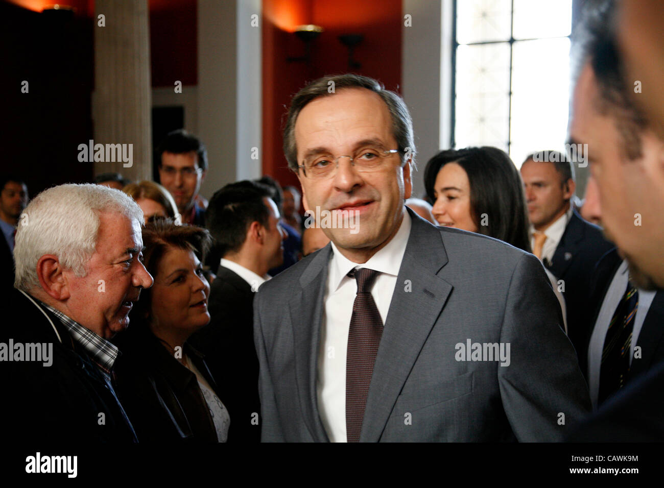 Griechischen konservativer Führer Antonis Samaras der Nea Dimokratia spricht zu Unterstützern während einer Kundgebung vor der Wahl in Zappeion Hall. 26. April 2012. Athen, Griechenland Stockfoto