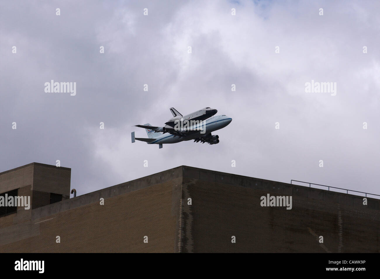 27. April 2012. USA. Space Shuttle Enterprise Reiten Huckepack auf einem NASA geändert Boeing 747 Reisen nördlich entlang des Hudson River in New York City auf dem Weg zum JFK Flughafen. Stockfoto