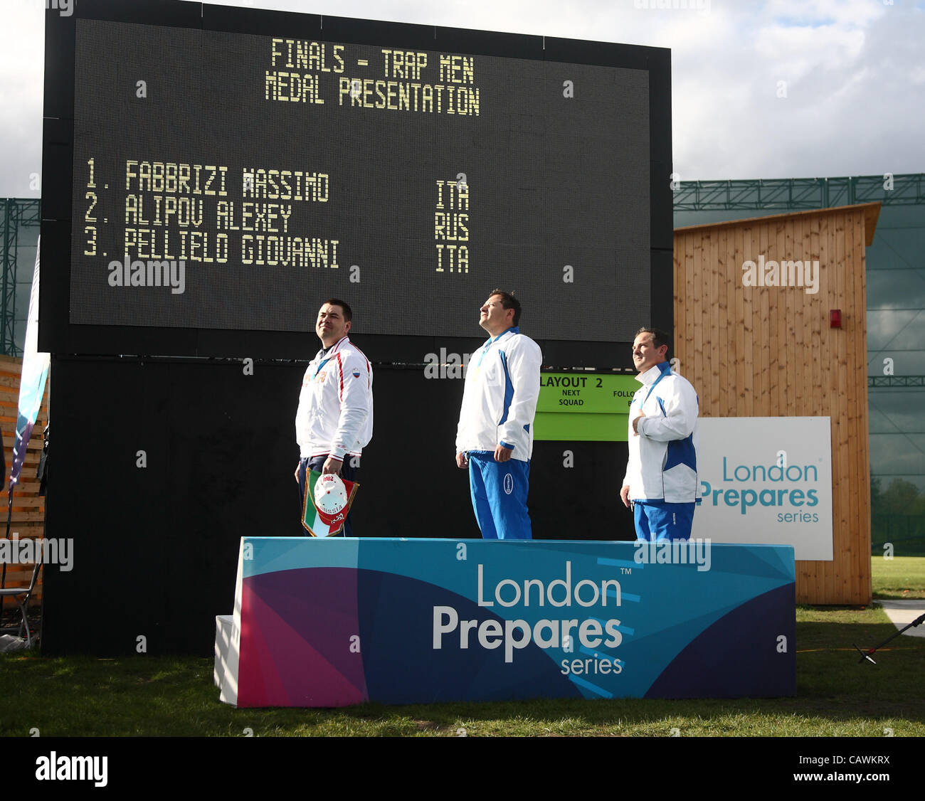 27.04.2012 London, England. Die Gewinner des Gewinnspiels Mens Trap. Silbermedaille Alexey Alipov (RUS) links, Center Gold Medalist Fabbrizi Massimo (ITA) und Bronze-Medaillengewinner Giovanni Pellielo (ITA) rechts Stockfoto