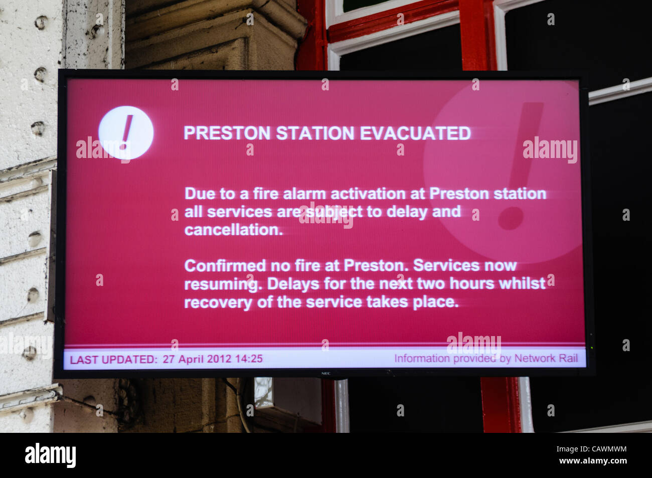 Preston, Lancs. 27.04.2012 - stören Verzögerungen Reisepläne Preston zum Bahnhof nach Evakuierung wegen fehlerhafter Brandmelder. Stockfoto