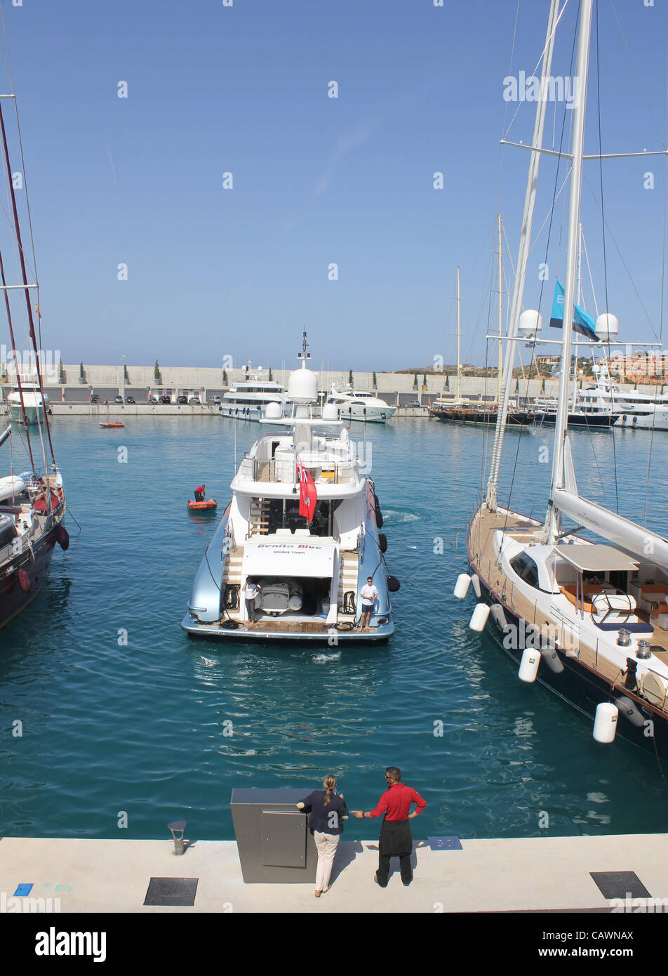 Port Adriano Marina Szene - 'Benita Blue' 33,7 m Superyacht kommen auf Liegeplatz - während "Mallorca Superyacht Tage" (28.-30. April 2012), Calvia, Süd-West-Mallorca, Balearische Inseln, Spanien. 26. April 2012. Stockfoto