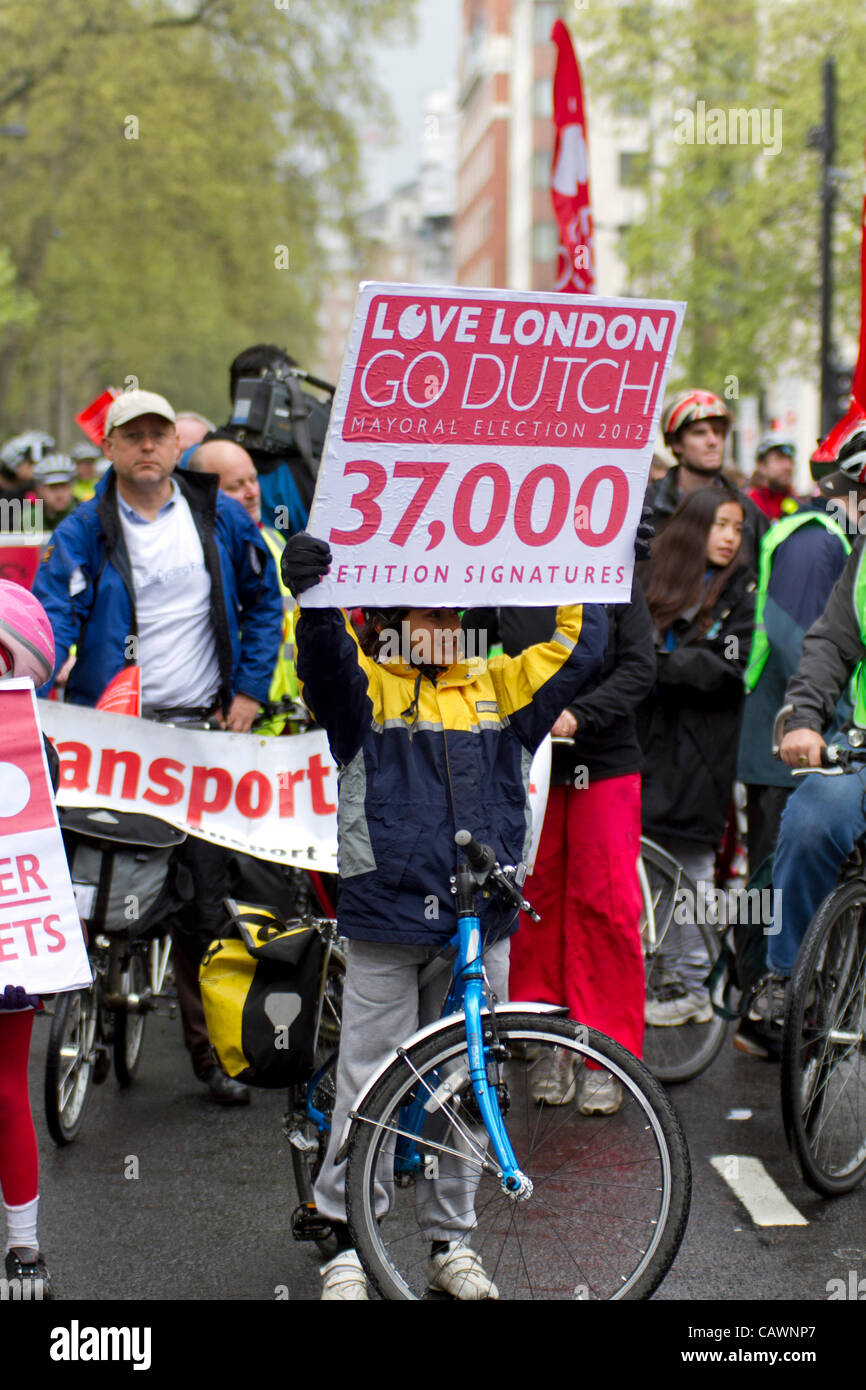 London, UK. 28. April. Rund 10.000 Menschen versammelten sich für "The BIG RIDE" Kampagne von "London Radfahren Aktivisten" organisiert. Die LCC fordern für die Bürgermeisterwahl Kandidaten zu Continental-Standard Fahrradinfrastruktur in der Hauptstadt anvertrauen. Stockfoto