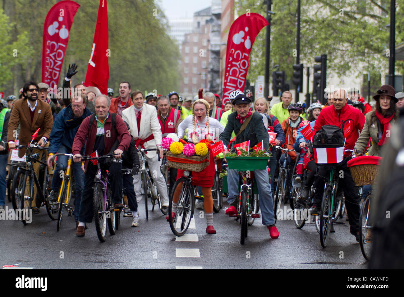 London, UK. 28. April.Around 10.000 Menschen versammelten sich für "The BIG RIDE" Kampagne von "London Radfahren Aktivisten" organisiert. Die LCC fordern für die Bürgermeisterwahl Kandidaten zu Continental-Standard Fahrradinfrastruktur in der Hauptstadt anvertrauen. Stockfoto