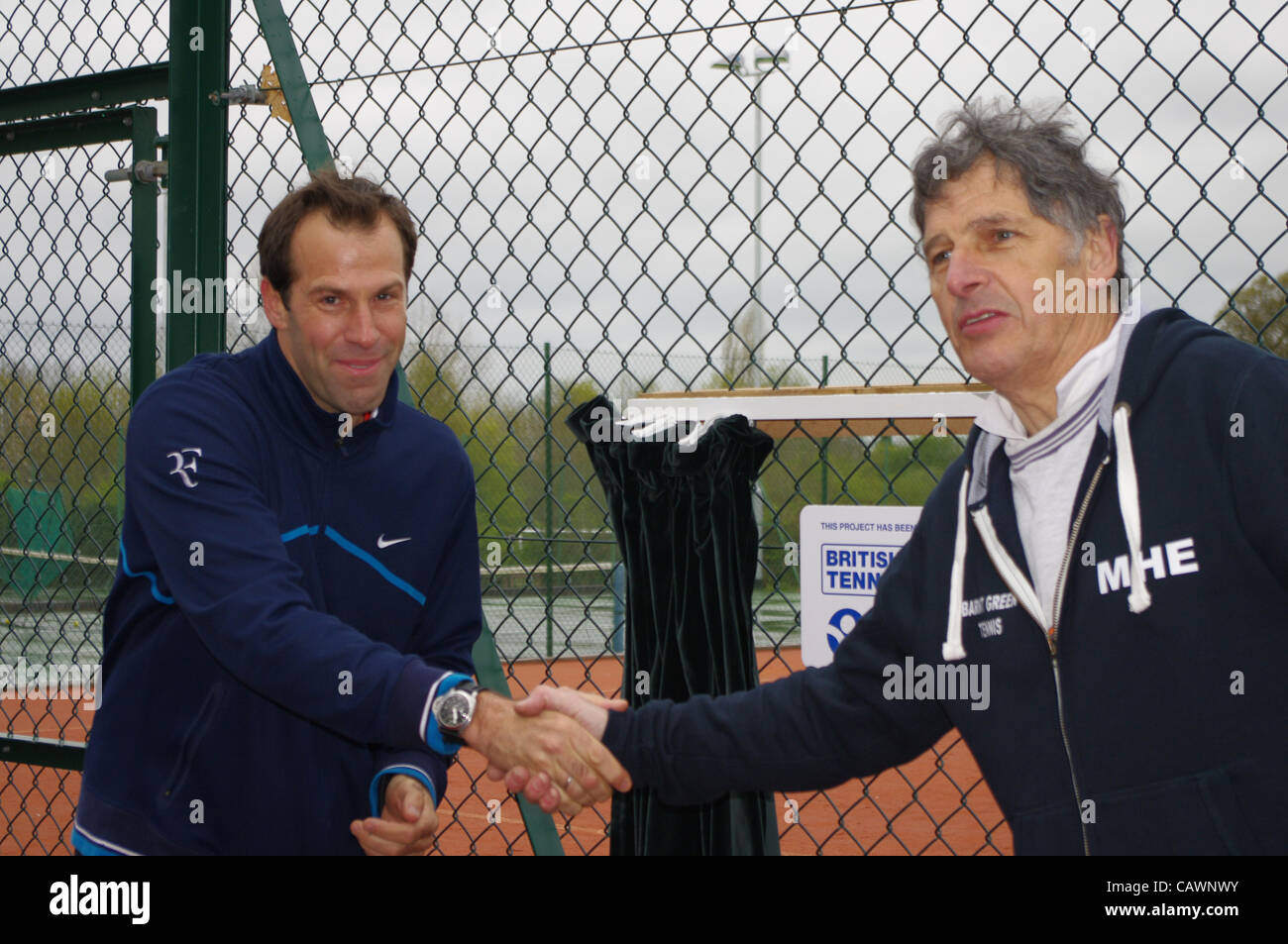 Tennis-star Greg Rusedski öffnet die neue Sandplätze und Anstrahlung Barnt Green Sports Club. Die £170.000 Verbesserungen erlauben spielen weiterhin bei jeder Witterung statt. Datum 28. April 2012. Stockfoto