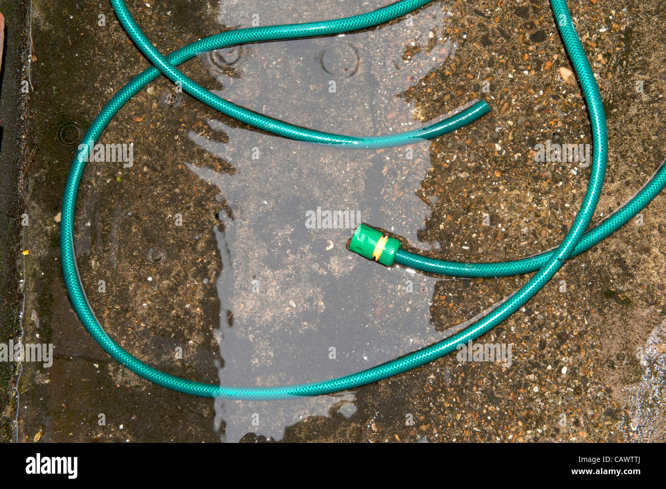 Schlauch im Wasser während der 2012-Schlauch-Verbot in Südengland Stockfoto