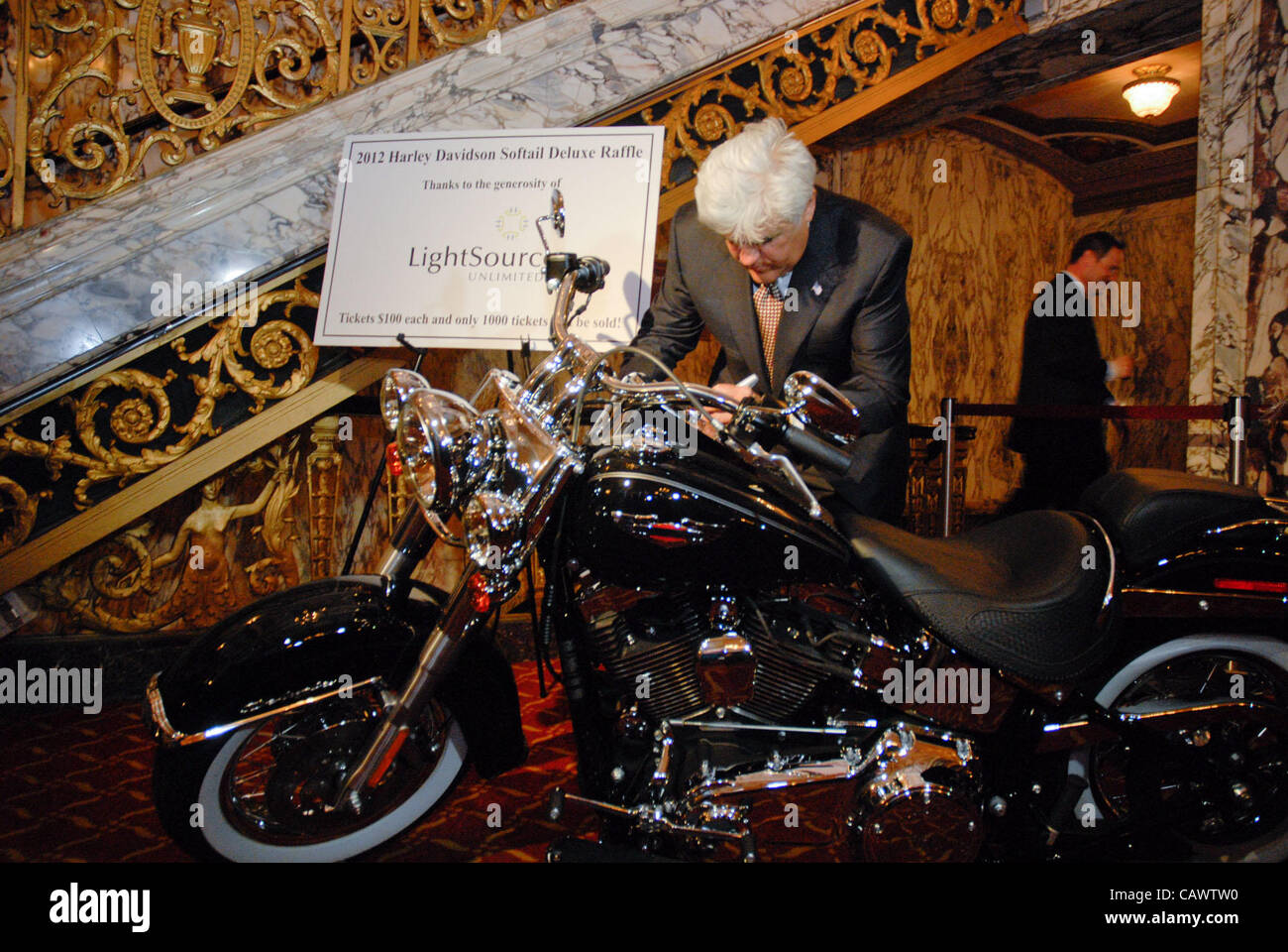 Jay Leno unterschreibt seinen Namen auf ein Motorrad setzen auf Auktion Geldbeschaffung für Omni Youth Services bietet Dienstleistungen für gefährdete Jugendliche. Stockfoto