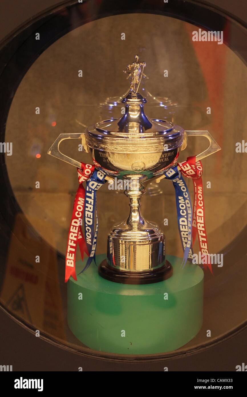 29.04.2012 Sheffield, England. Tiegel Szenen, in denen die Trophäe am 9. Tag des Spiels Snooker Weltmeisterschaft 2012 spielte im Crucible Theatre in Sheffield, England. Stockfoto