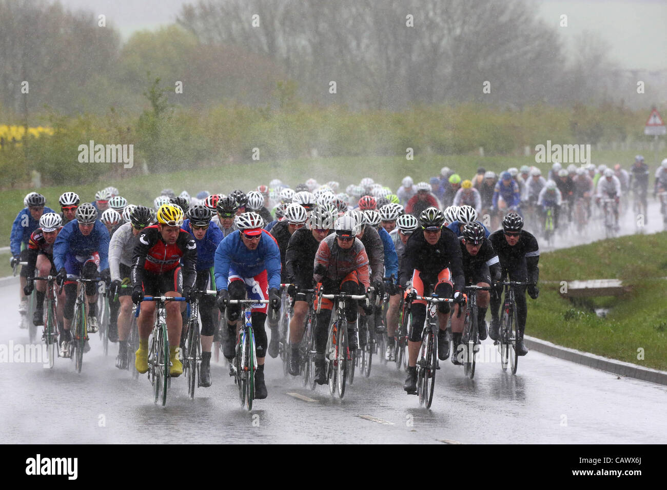 Oakham, Rutland, UK. 29. April 2012. Wettbewerber kämpfen Regen, wie sie in Rutland-Melton International CiCLE klassischen Radrennen zu konkurrieren. In einem Monaten fiel Regen an einem Tag in den East Midlands. Stockfoto