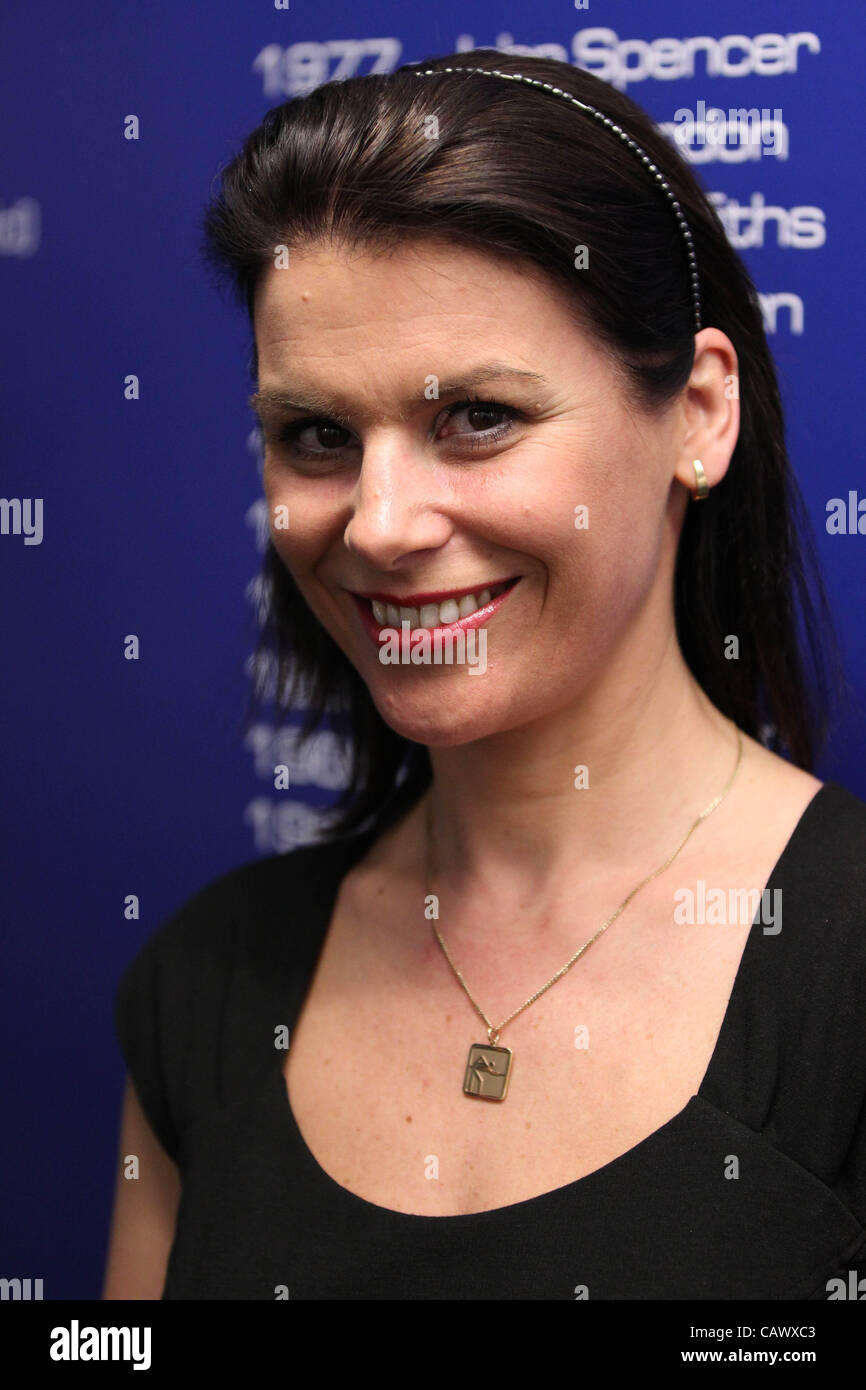 29.04.2012 Sheffield, England.  Schiedsrichter MICHAELA TABB am 9. Tag des Spiels Snooker Weltmeisterschaft 2012 spielte im Crucible Theatre in Sheffield, Yorkshire, England. Stockfoto