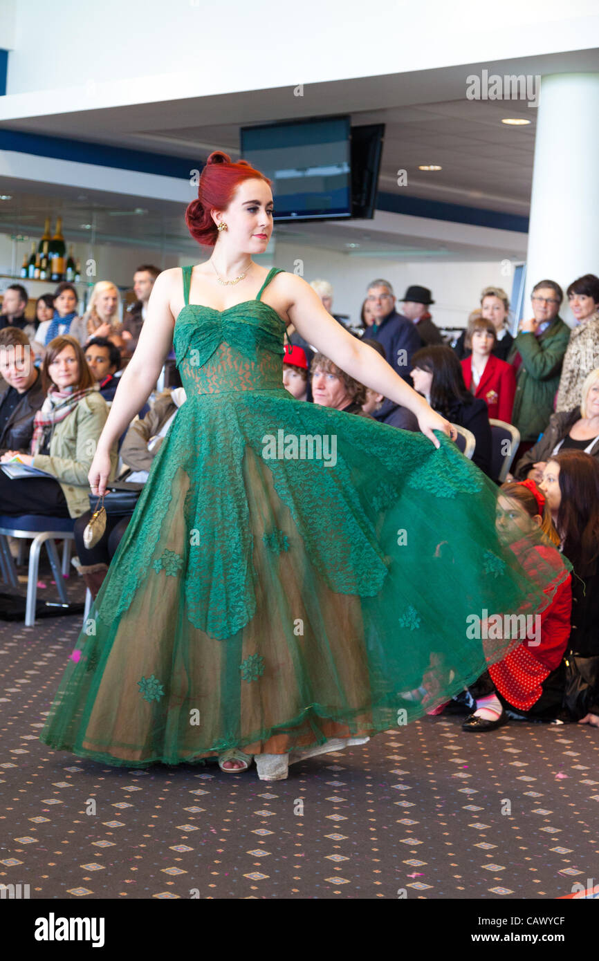 Frau im grünen Kleid auf der Fashion Show am Festival of Vintage-York Stockfoto