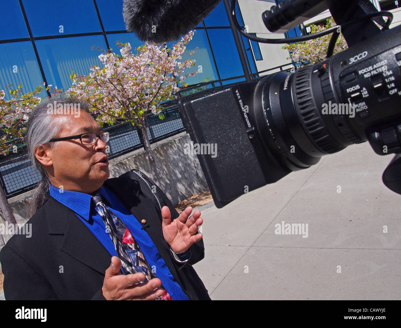 28. April 2012 wird - San Bruno, Kalifornien, USA - PAUL KITAGAKI von den lokalen Medien über seine Foto-Story auf Japanisch-Amerikaner interviewt, die nach dem Beginn des zweiten Weltkriegs in Internierungslager in den USA geschickt wurden. Die Foto-Serie war, auf der San Bruno BART-Station angezeigt, und eröffnete am die Stockfoto