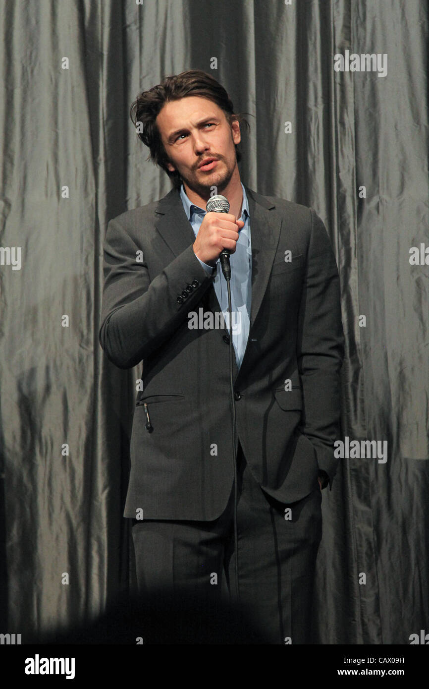 Schauspieler/Regisseur James Franco ist ein Q&A mit dem Publikum bei NYC IFC Center Vorführung von Franco Film "The Broken Tower". Stockfoto