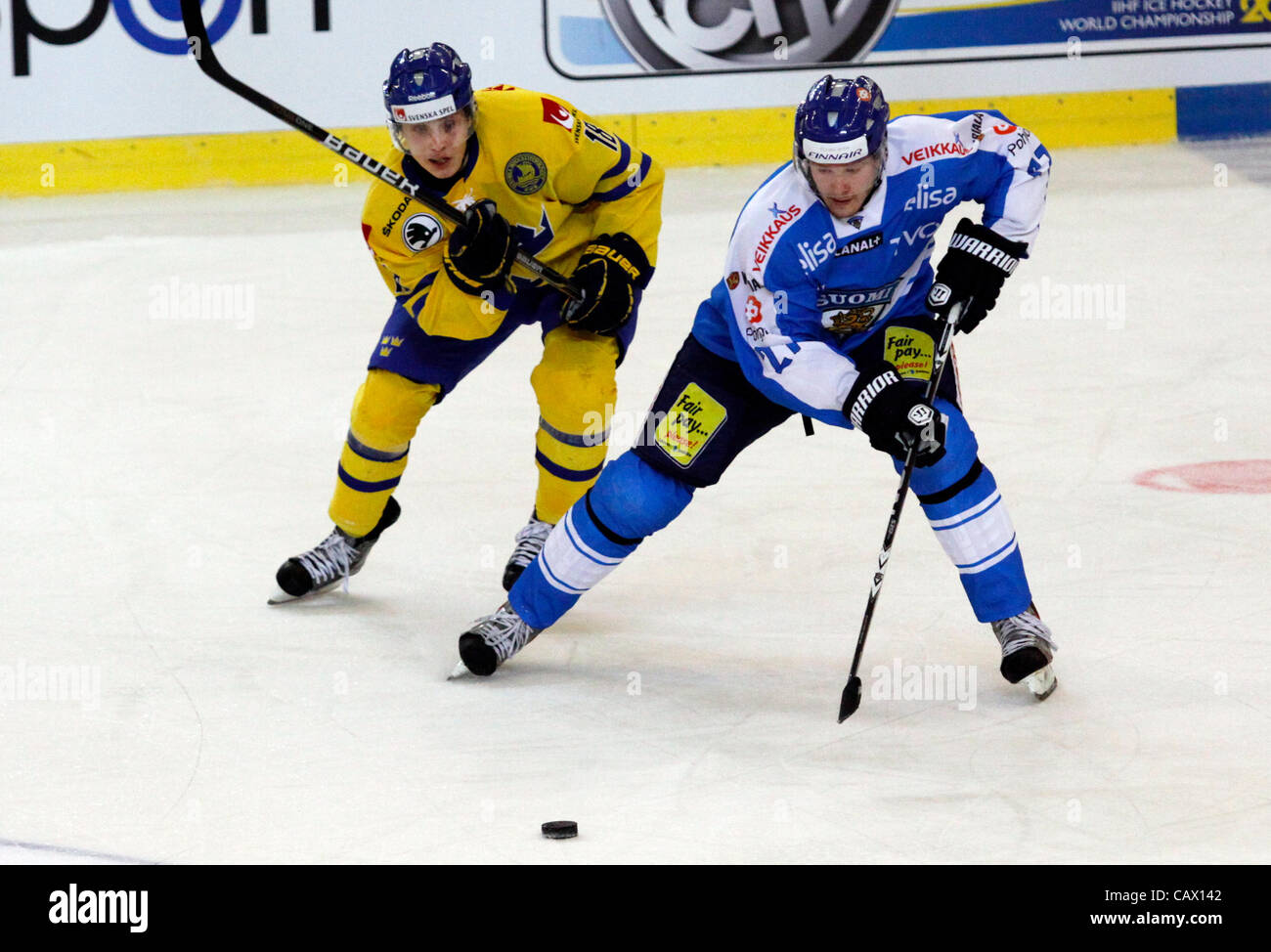 Jesper Fasth (links) (SWE) und Petri Staffeln (FIN) während der Tschechischen Eishockey-Spiele Eishockey match Finnland Vs Schweden in Brno, Tschechische Republik, 28. April 2012. (Foto/Vaclav Salek CTK) Stockfoto