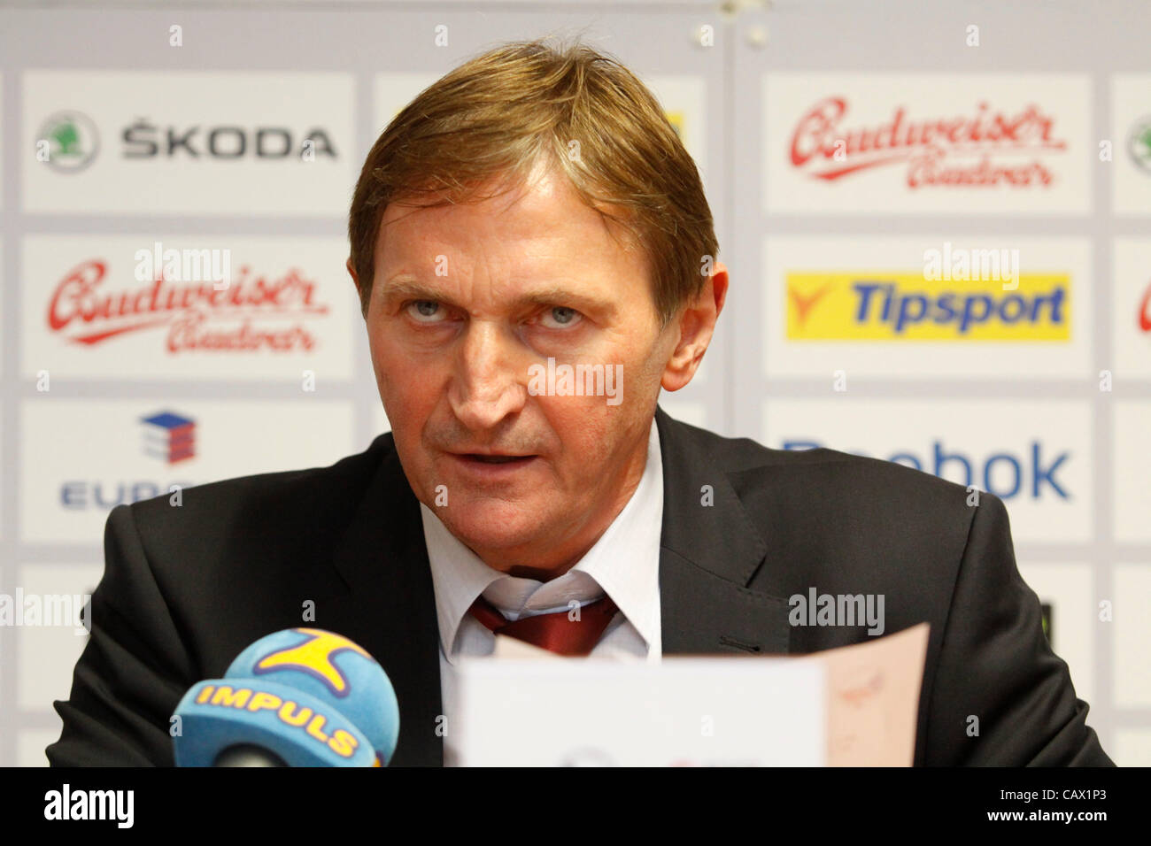 Trainer der Tschechischen Eishockey-Nationalmannschaft Alois Hadamczik liest Nominierung für die WM in Brünn, Tschechien am 29. April 2012. (Foto/Vaclav Salek CTK) Stockfoto