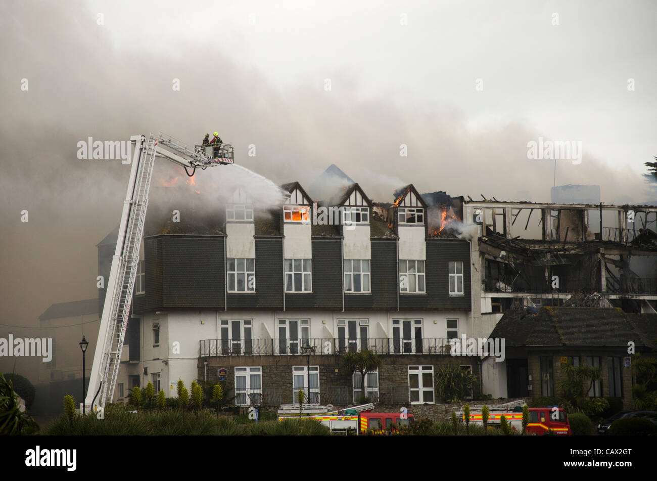 Feuerwehrleute bekämpfen das Feuer im Falmouth Beach Hotel auf Montag, 30. April 2012 Stockfoto