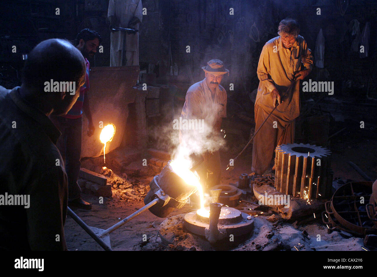 Arbeiten beschäftigt in der Arbeit in einem Workshop auf der Eve Welt Labor Day in Lahore auf Montag, 30. April 2012. Stockfoto