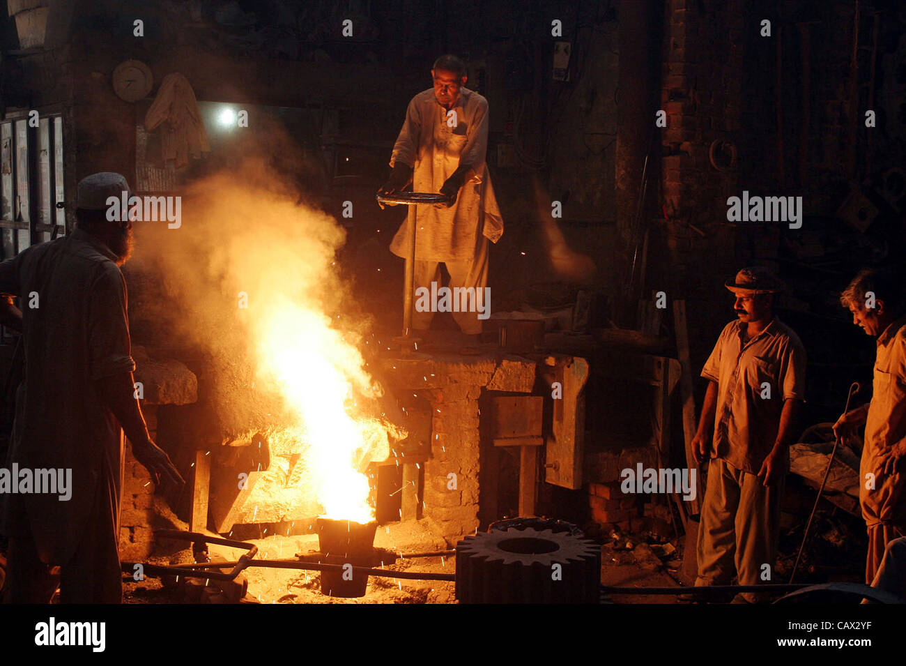 Arbeiten beschäftigt in der Arbeit in einem Workshop auf der Eve Welt Labor Day in Lahore auf Montag, 30. April 2012. Stockfoto