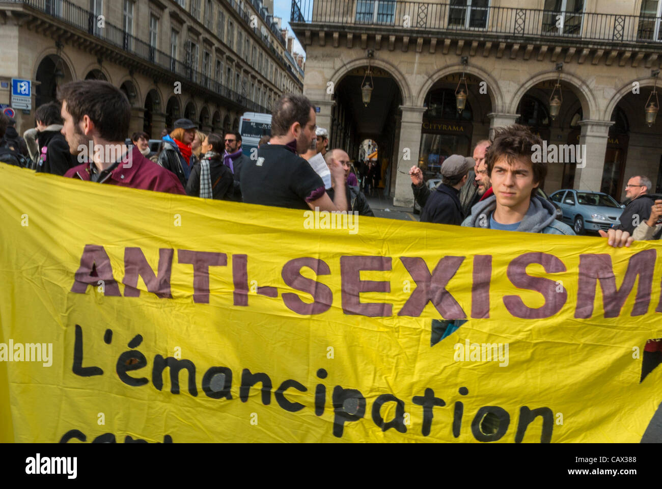 Paris, Frankreich, Group French Gay AIDS N.G.O's, Act up-Paris, Protest Against Extreme Right Political Party, The National Front, at Jeanne d'Arc Stat-ue, Teens Holding Demonstranten Banner, Anti-Sexismus, Anti-Diskriminierung, Banner Archives Vintage Stockfoto