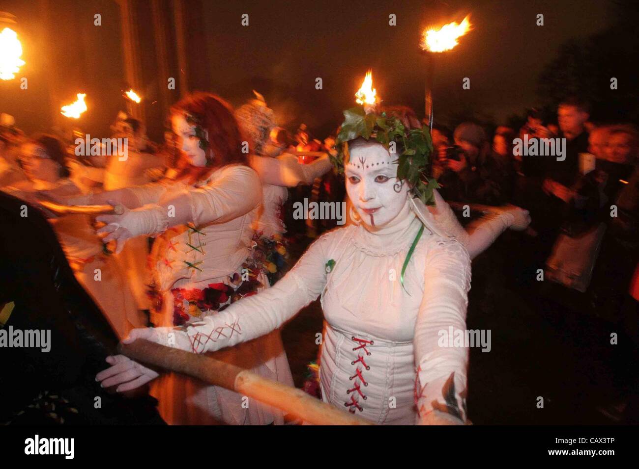 Beltane Fire Festival Edinburgh Schottland Großbritannien 30.04.12. Antiken heidnischen Festival feiert den Beginn des Sommers. Das Gericht von der May Queen Stockfoto