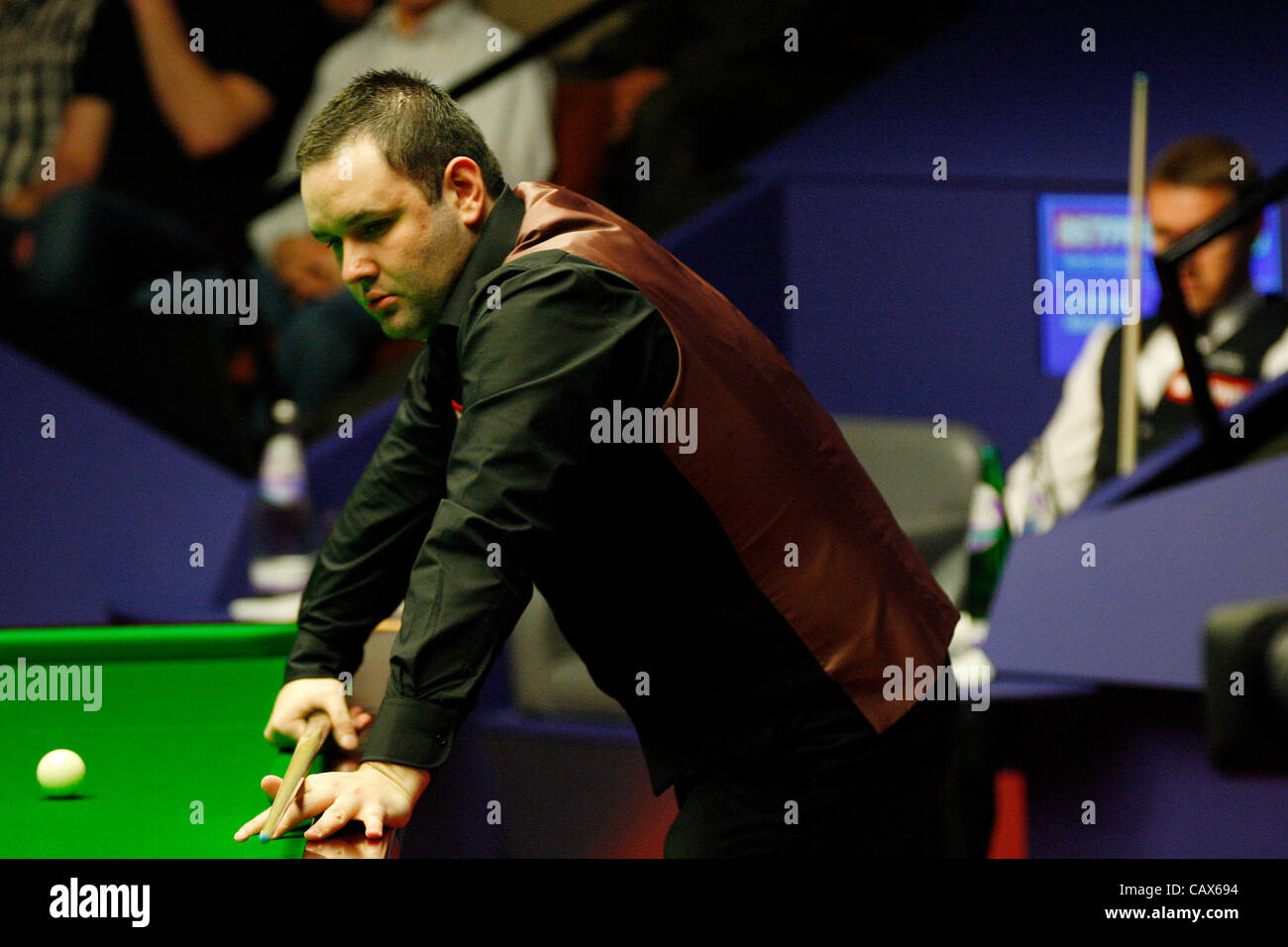 01.05.2012 - Stephen Maguire in Aktion gegen Stephen Hendry auf die Viertel-Finale der Snooker Snooker-WM auf den Tiegel, Sheffield. Stockfoto