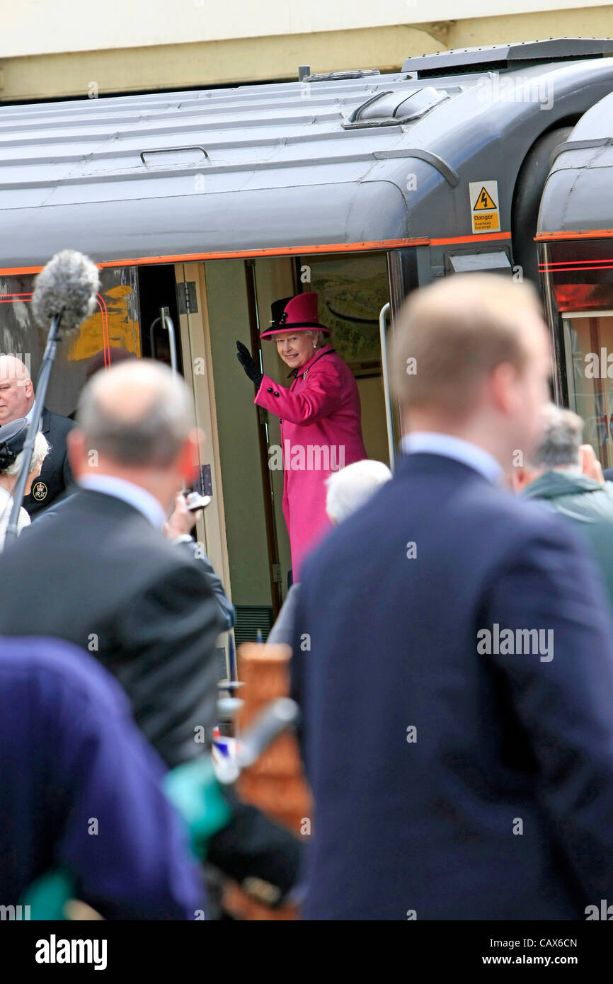 Dienstag, 1. Mai 2012. Queen Elizabeth's Besuch Sherbourne, Dorset, Großbritannien auf ihrer Tour von SW England während ihr Jubiläumsjahr mit ihrem Ehemann Prinz Phillip. Stockfoto