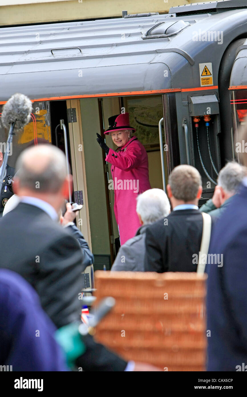 Dienstag, 1. Mai 2012. Queen Elizabeth's Besuch Sherbourne, Dorset, Großbritannien auf ihrer Tour von SW England während ihr Jubiläumsjahr mit ihrem Ehemann Prinz Phillip. Stockfoto