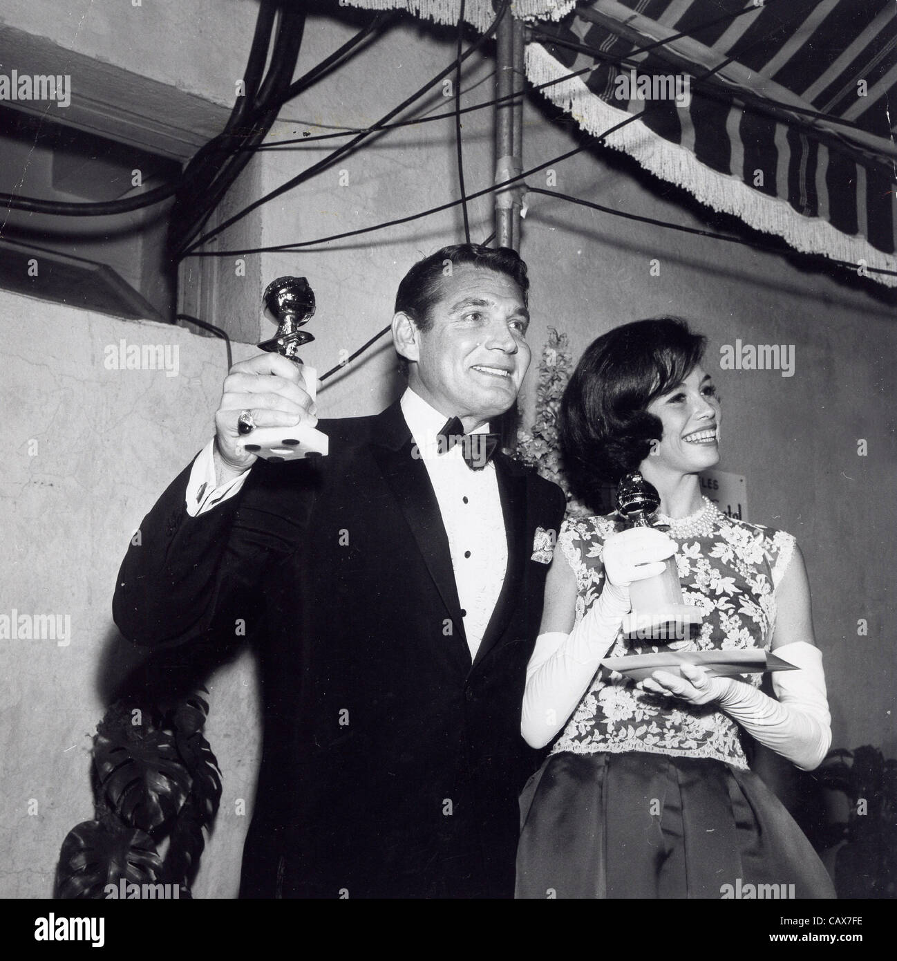 KEN BERRY mit Mary Tyler Moore an der goldenen Awards.Supplied von Fotos inc. (Kredit-Bild: © von Globe Fotos Inc/Globe Photos/ZUMAPRESS.com geliefert) Stockfoto
