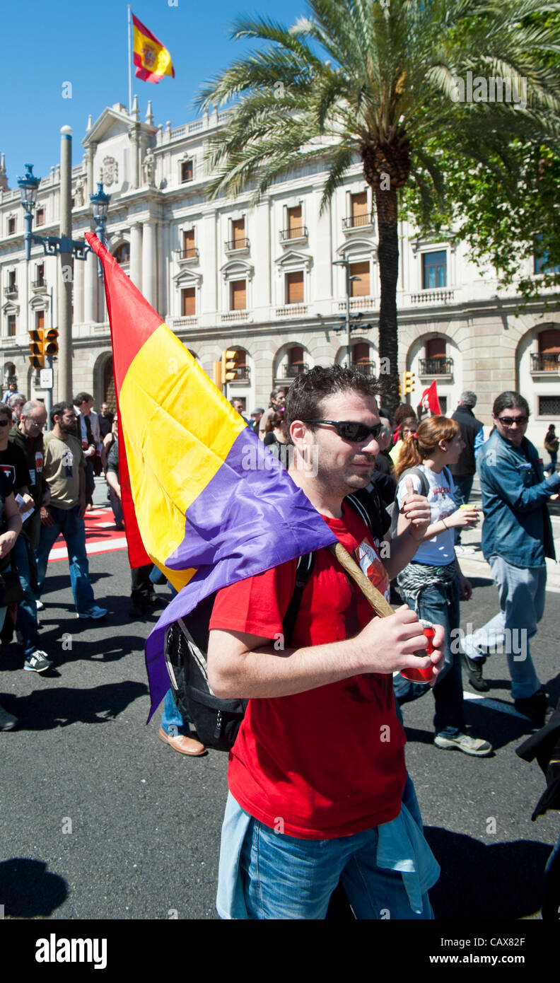 Barcelona, Spanien. 1. Mai 2012. Gewerkschafter halten spanische republikanische Flagge zum Gedenken an May Day. Stockfoto