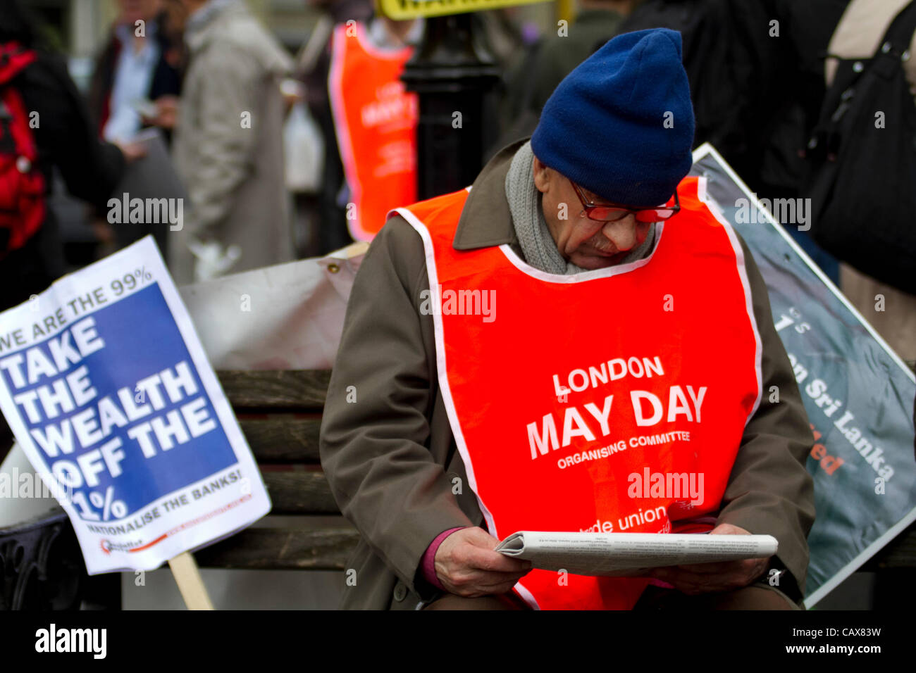 London, UK. 1. Mai 2012. Gewerkschafterinnen und Gewerkschafter, Arbeitnehmer, Gewerkschaften und Gemeinschaften in London gesammelt für den Maifeiertag Marsch, der Tag der internationalen Arbeiter (alias Maifeiertag) zu markieren. Anhänger marschierten von Clerkenwell Road zum Trafalgar Square in London. Stockfoto