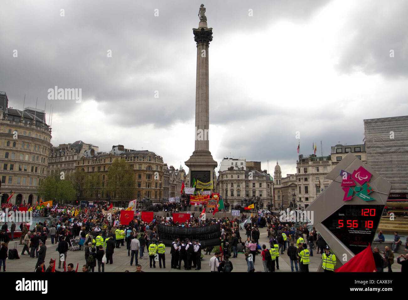London, UK. 1. Mai 2012. Gewerkschafterinnen und Gewerkschafter, Arbeitnehmer, Gewerkschaften und Gemeinschaften in London für den Maifeiertag März anlässlich der internationalen Tag (alias Maifeiertag) gesammelt. Anhänger marschierten von Clerkenwell Road zum Trafalgar Square in London. Stockfoto