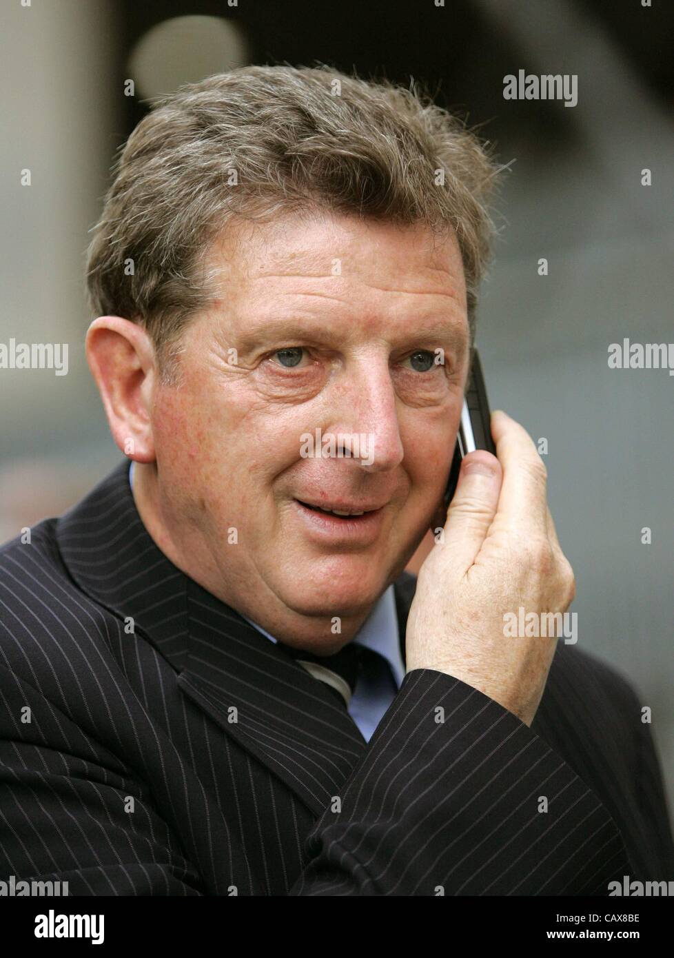20.06.2006 Roy Hodgson, National Manager von Finnland gezeigt Spoeaking auf dem Handy Stockfoto