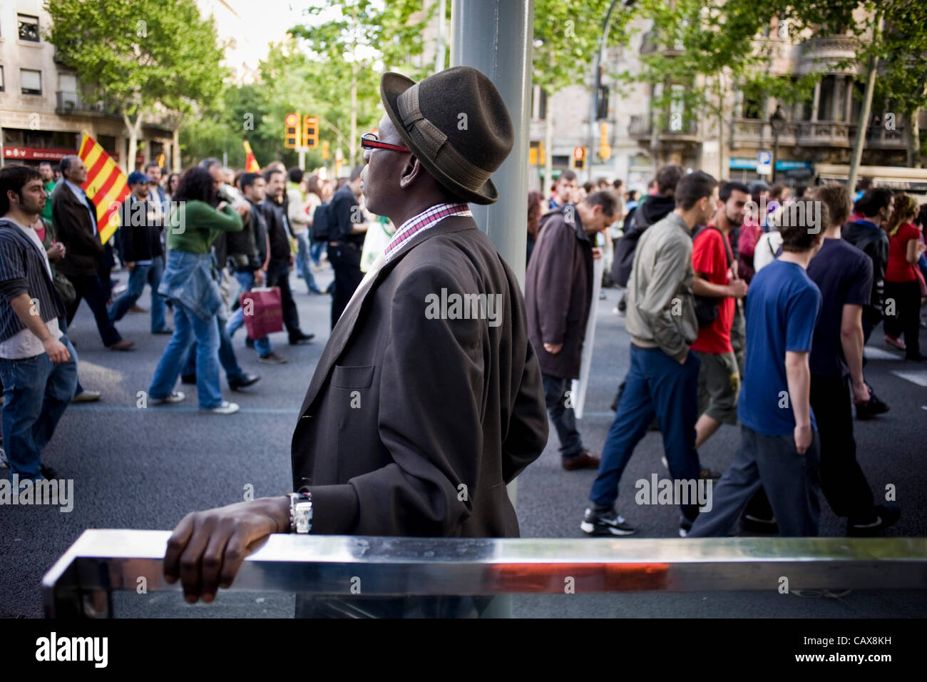 01 Mai 2012 - Barcelona, Spanien. Ein elegant gekleideter Mann betrachtet die Demonstration während der Feier der alternative Demonstration der Maifeiertag gebildet durch Minderheit Gewerkschaften und mit der Anwesenheit von einem großen Polizeieinsatz. Stockfoto