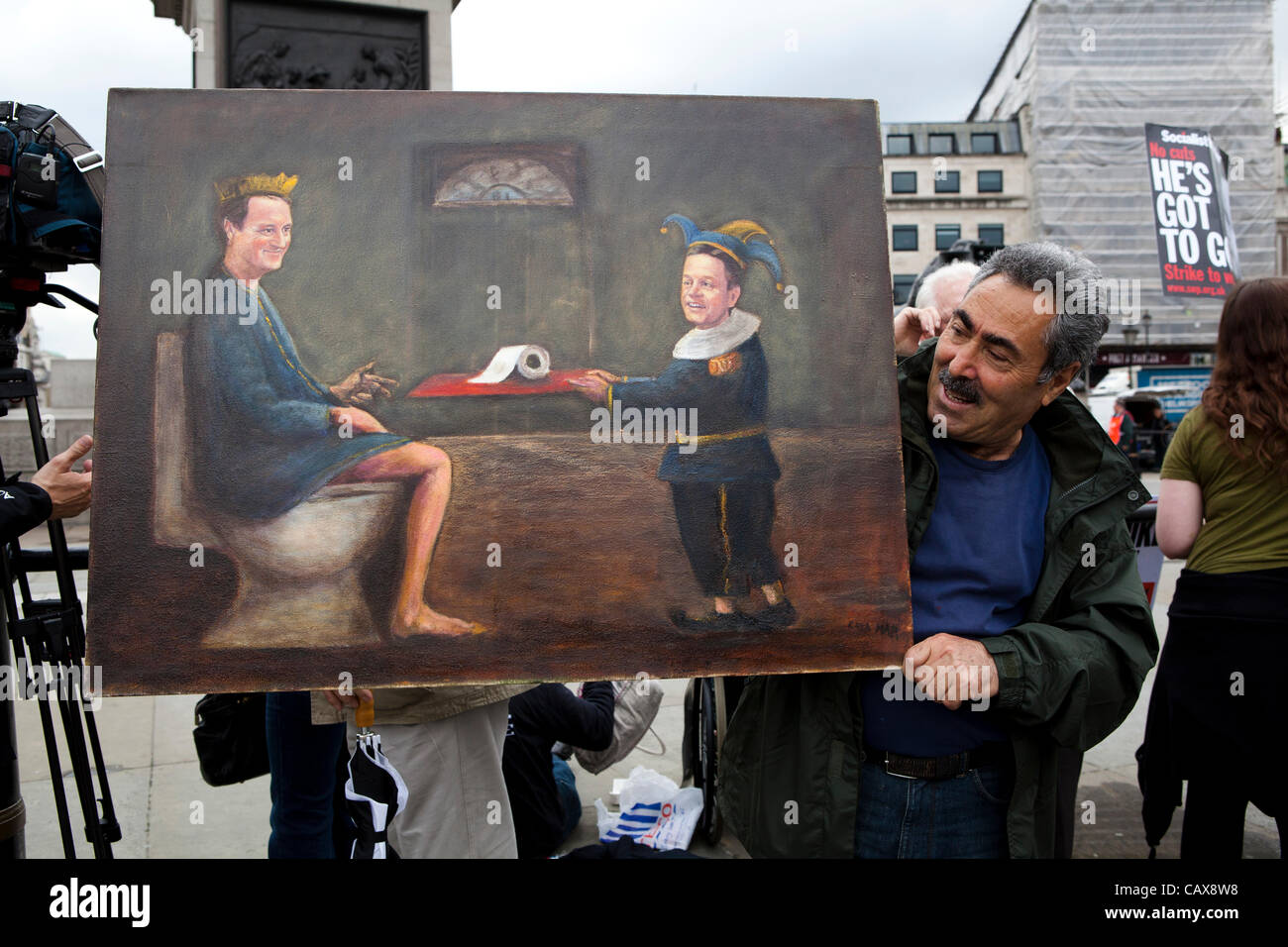 London, UK, 05.01.12. Mayday-Demonstranten marschieren auf London. Kaya Mar Künstler zeigt seine Gemälde von David Cameron und Nick Clegg bei der Arbeiter-Rallye auf dem Trafalgar Square. Stockfoto