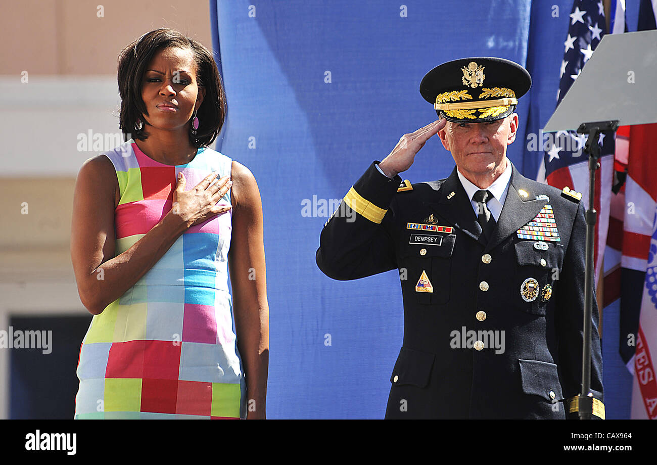 First Lady Michelle Obama und General Martin E. Dempsey, Vorsitzender der Joint Chiefs Of Staff stehen für das Versprechen auf die Fahne bei der Eröffnungsfeier der Krieger Spiele 2012 Mai 1, 2012 Colorado Springs, Colorado. Stockfoto