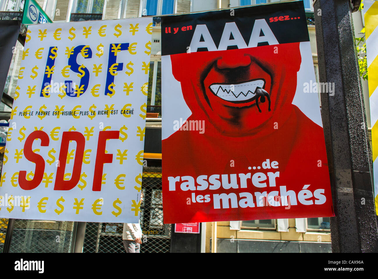 Paris, Frankreich, Detail, französische politische Plakate auf dem Display an der Wand auf der Straße in den französischen Gewerkschaften Demonstration zum Tag der Arbeit, Wirtschaft Stockfoto