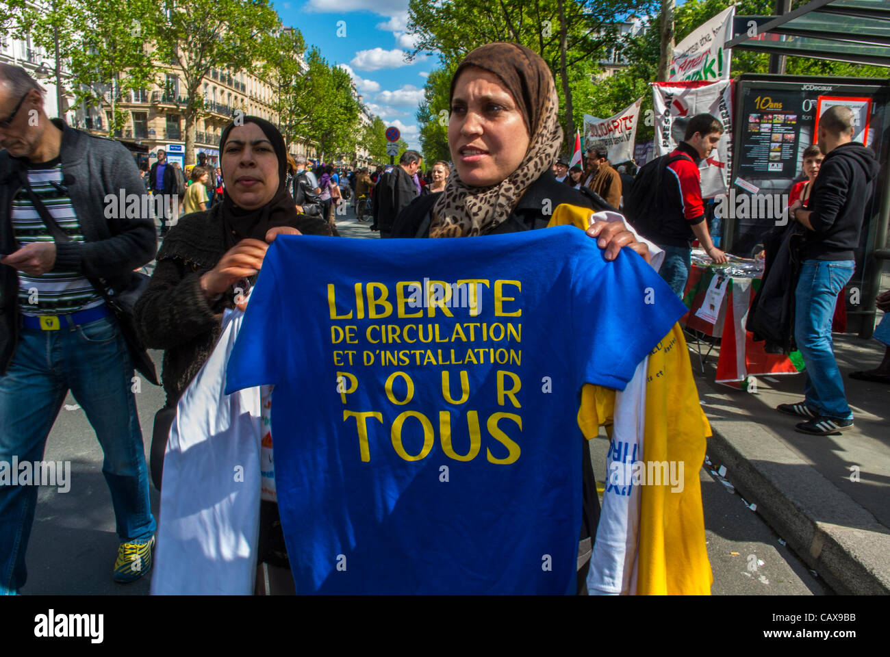 Paris, Frankreich, französische Gewerkschaften demonstrieren im jährlichen Mai März, Frauen in Kopftüchern, Schleier, Straßenverkäufer, die T-Shirts verkaufen: Freiheit » Migranten, Proteste Stockfoto