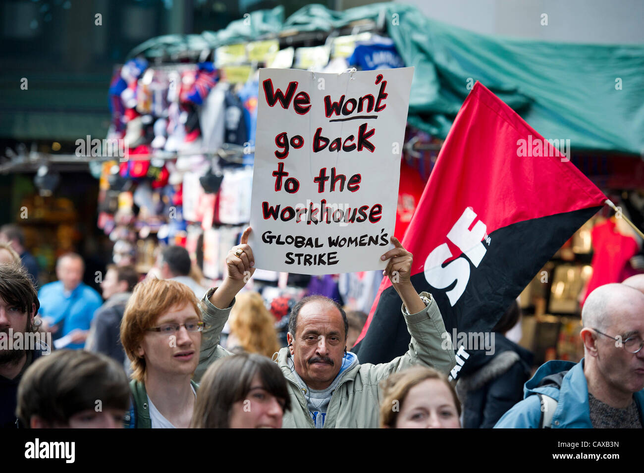 UK Uncut Ziel-Organisationen, die nach dem Maifeiertag Protest Workfare verwenden März gegen Kürzungen der Regierung Wohlfahrt, Renten und Behinderung vorgesehen.  Ziele sind MacDonalds, Greggs und Holland & Barret in central London, UK, 1. Mai 2012 Stockfoto