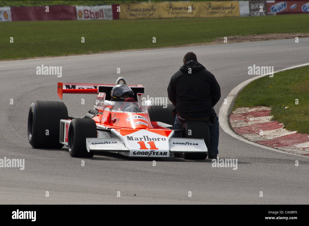 James Hunt McLaren während der Pause in die Dreharbeiten für den neuen Film Rush unter der Regie von Ron Howard an Snetterton Rennstrecke in Norfolk, Großbritannien, Stockfoto