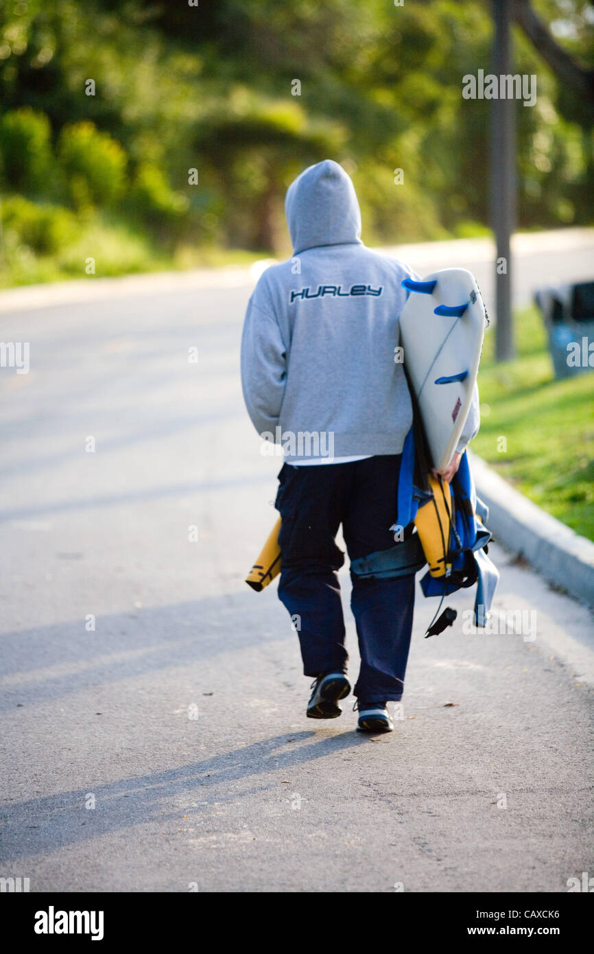 2. Oktober 2007 - Laguna Niguel, Kalifornien, USA - Surfer tragen einen Pulli trägt seinem Surfbrett am Strand von Salt Creek, ca. (Credit-Bild: © Ruaridh Stewart/ZUMA drücken) Stockfoto