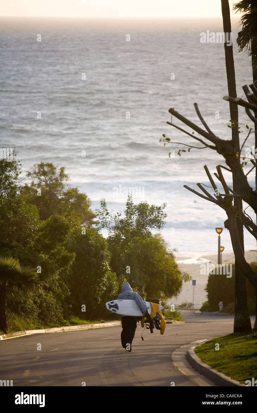 2. Oktober 2007 - Laguna Niguel, Kalifornien, USA - Surfer tragen einen Pulli trägt seinem Surfbrett am Strand von Salt Creek, ca. (Credit-Bild: © Ruaridh Stewart/ZUMA drücken) Stockfoto