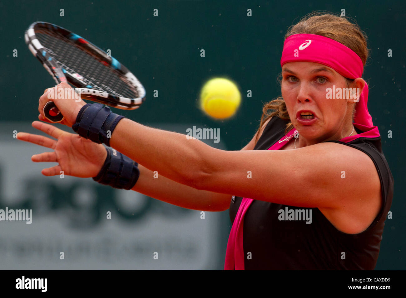 02.05.2012. Estoril, Portugal.  Roberta Vinci (ITA) besiegte Maria Joao Koehler (POR) (im Bild) bei den Estoril open Stockfoto