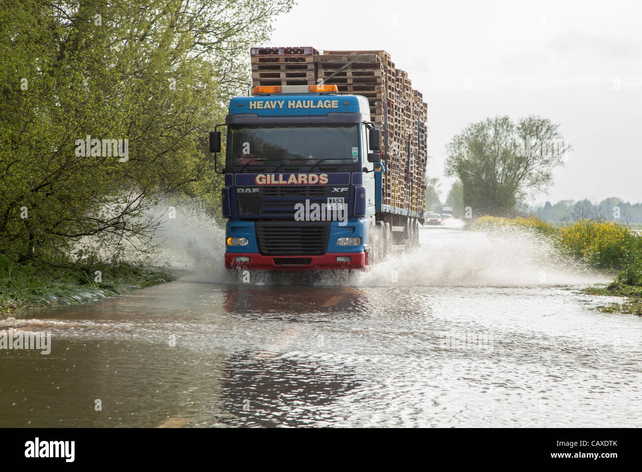Lokaler Transport LKW durchläuft Hochwasser am wichtigsten A361 von Taunton nach Glastonbury bei Edington, 2. Mai 2012. Die Straße wurde gesperrt, kurz als unpassierbar durch den Dauerregen wurde die großflächigen Überschwemmungen in der Somerset Levels trotz der offiziellen Dürre Erklärung verursacht hat. Stockfoto