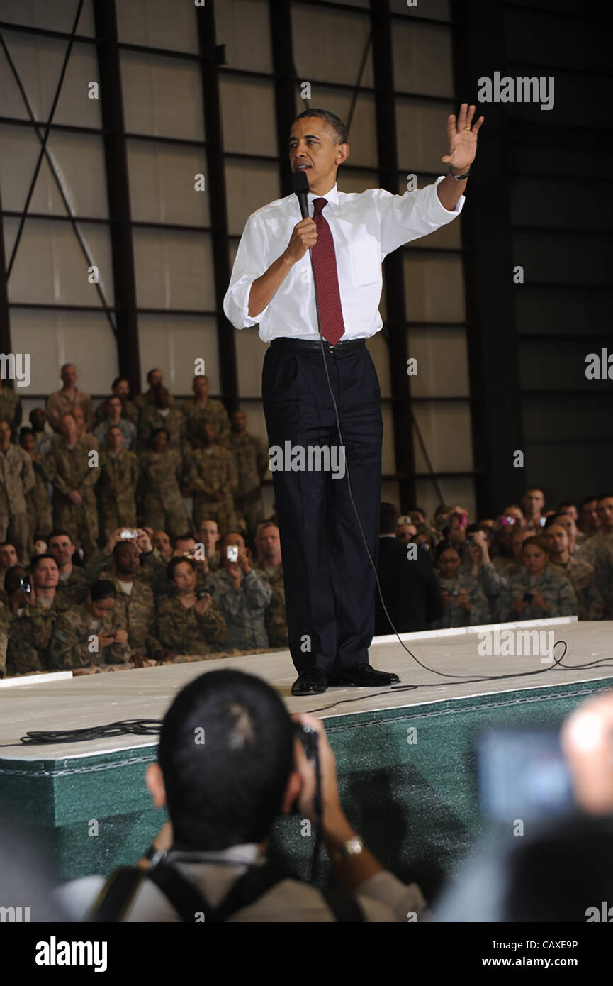 US Präsident Barack Obama Adressen Militärpersonal versammelten sich 2. Mai 2012 in Bagram Air Field, Afghanistan. Der Präsident kam auf einen Überraschungsbesuch in Afghanistan zur Unterzeichnung eines Abkommens mit dem afghanischen Präsidenten Hamid Karzai festlegen des Pfades für die eventuelle Rücknahme der US-Streitkräfte. Stockfoto