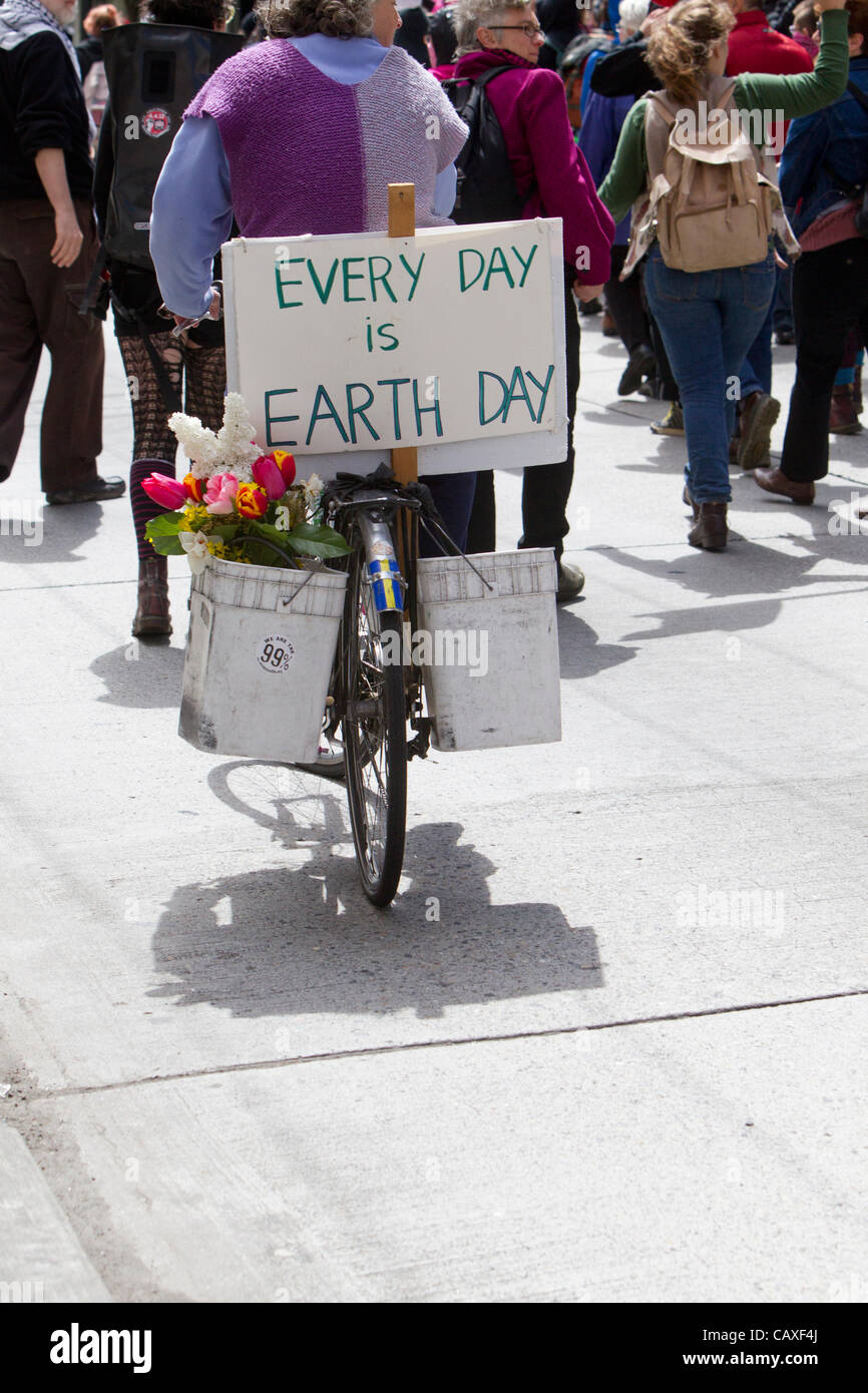 Demonstranten marschieren und Radfahrer mit Erde Tag Zeichen, Maikundgebung, 1. Mai 2012, Seattle, Washington Stockfoto