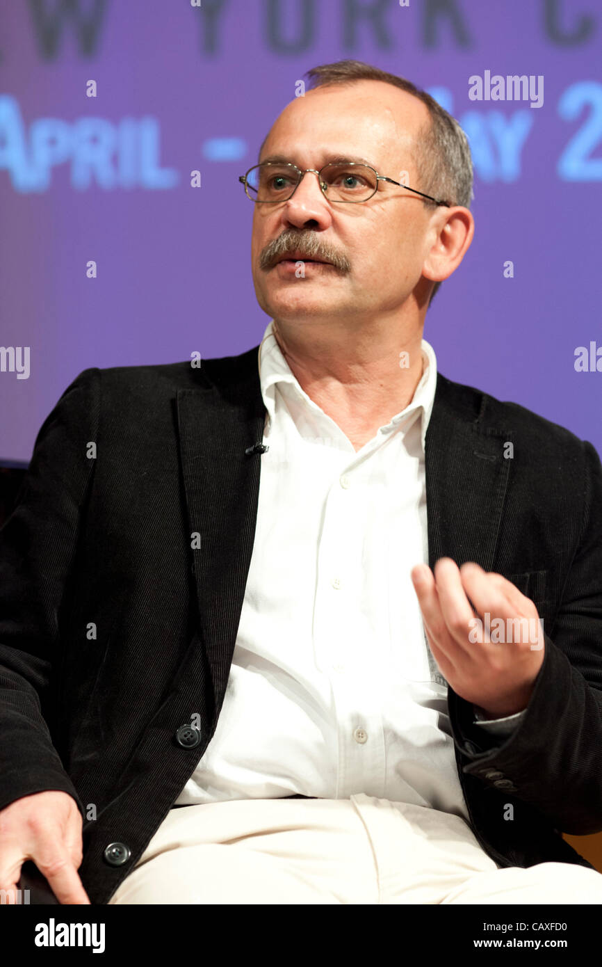 Journalist Wojciech Jagielski bespricht sein Buch "Nacht Wanderers: Ugandas Kinder und Widerstandsarmee des Herrn" (sieben Geschichten, 2012), mit Joel Whitney (Editor, "Guernica" Magazin) als Teil des PEN World Voices Festival in New York an der Brooklyn Public Library. Stockfoto