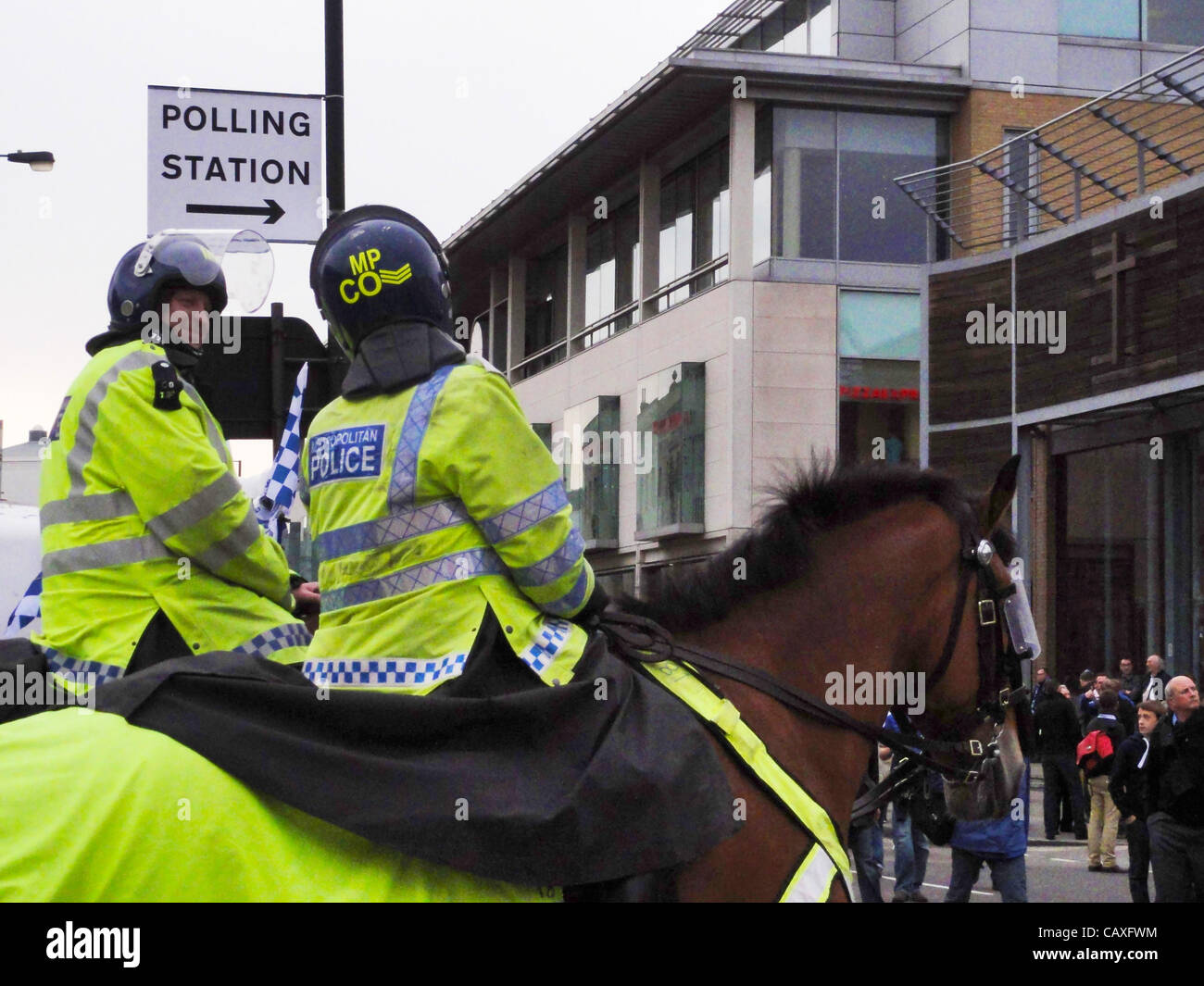 Polizei Wache ein Wahllokal London während der Kommunalwahlen - Fulham, London, UK 05.03.2012 Stockfoto